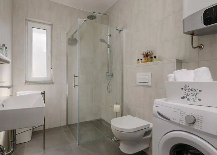 Dora 3 In Kastanjer By Interhome * Pula