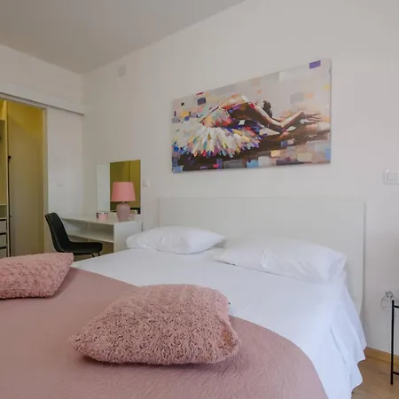 Dora 3 In Kastanjer By Interhome