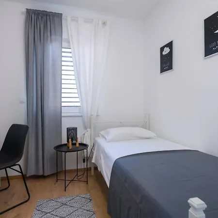 Dora 3 In Kastanjer By Interhome Appartamento Pola