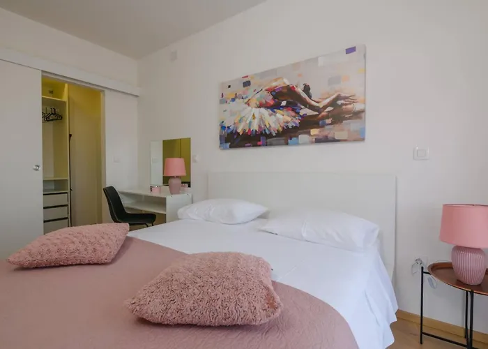 Dora 3 In Kastanjer By Interhome