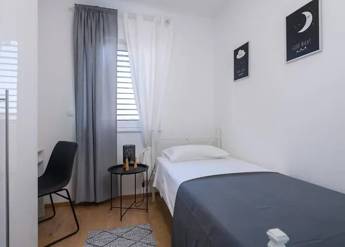 Dora 3 In Kastanjer By Interhome Apartment Pula